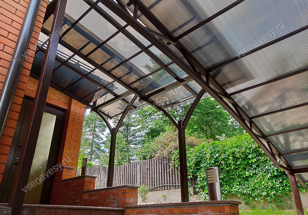 Навес к дому из монолитного поликарбоната