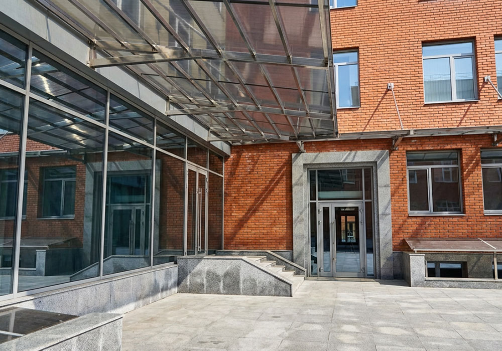 Навес-козырек угловой примыкающий к дому из поликарбоната