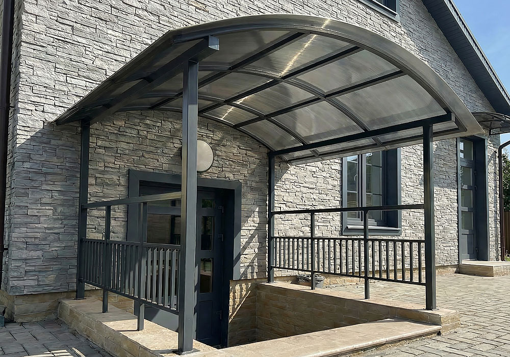 Навес из металла и поликарбоната над ступенями лестницы цокольного этажа