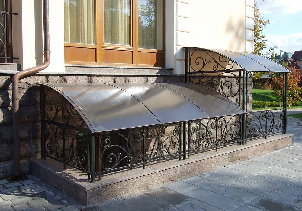 Кованый навес над спуском в подвал