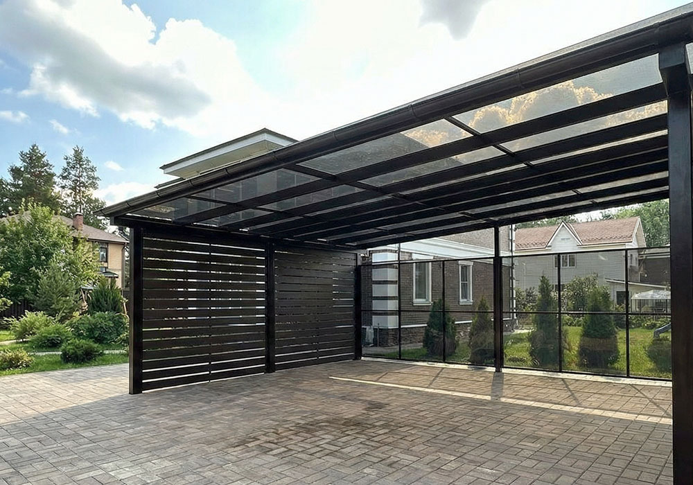 Односкатный навес из монолитного поликарбоната над террасой дома