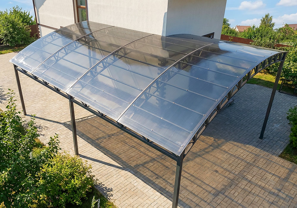 Навес на углу дома Г-образный арочный из поликарбоната