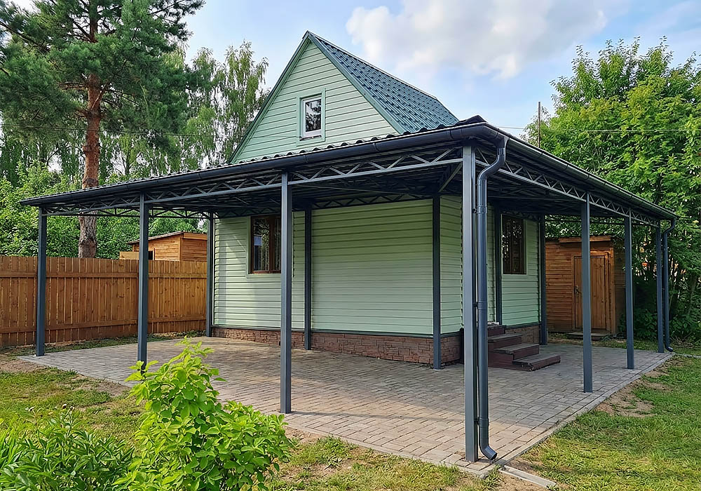 Навес из металлочерепицы пристроенный к дому угловой