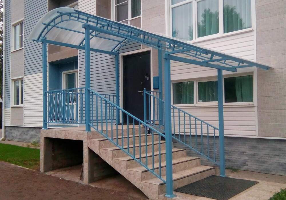 Навес над крыльцом (входом в дом)