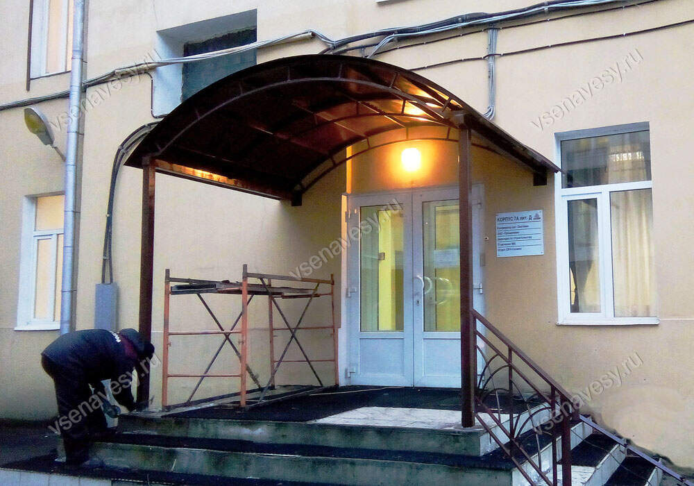 Навес металлический над крыльцом