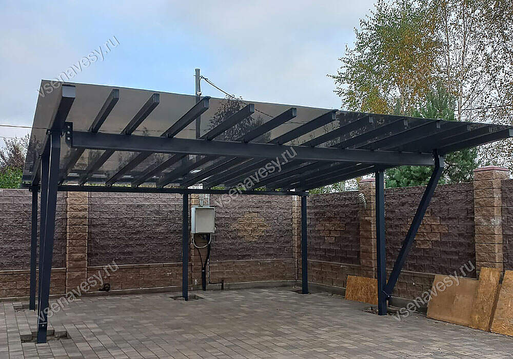 Современный консольный односкатный навес из металла для двух машин