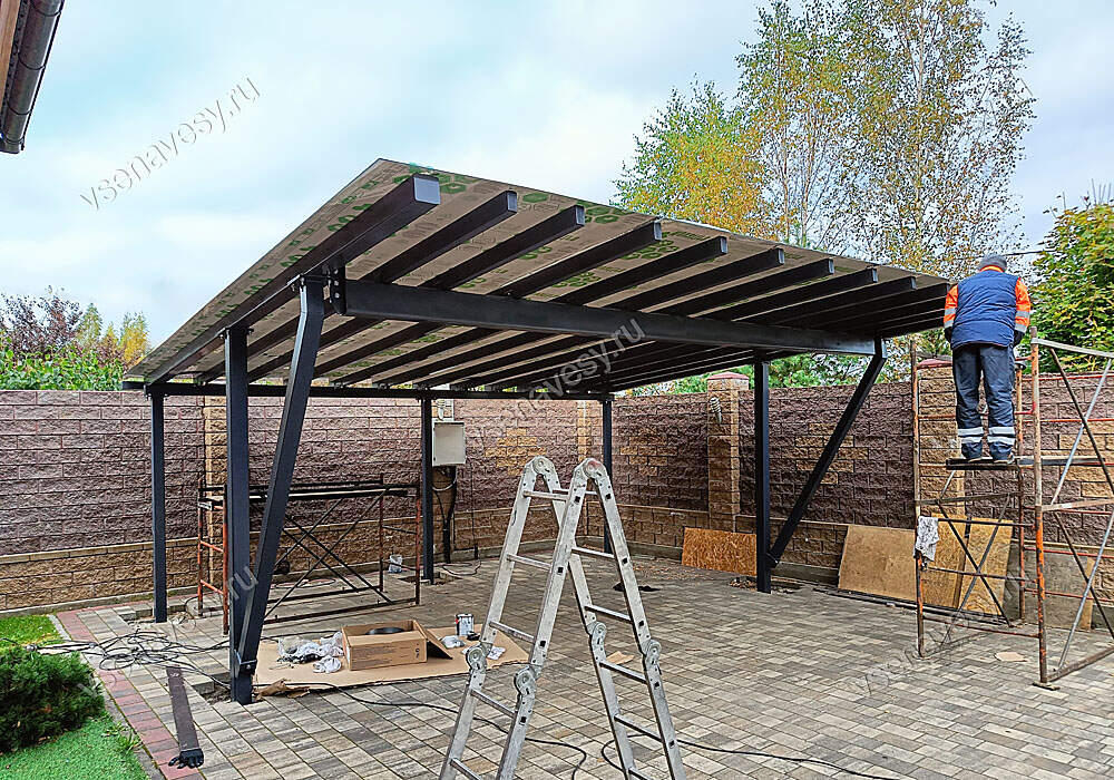 Металлический односкатный навес для дачи из поликарбоната